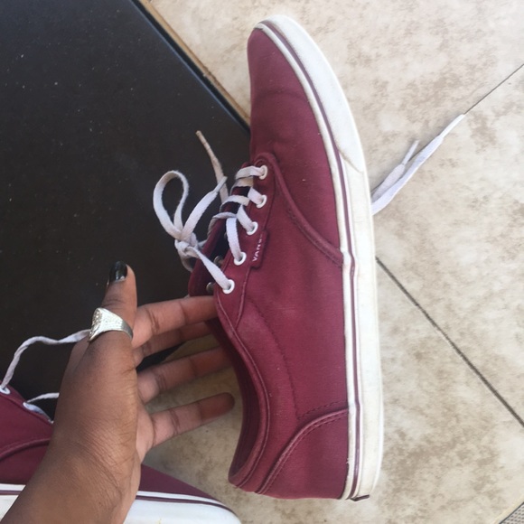 Red converse - Picture 3 of 4